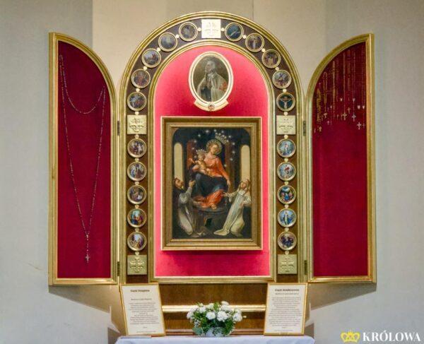 Boczny ołtarz z wierną kopią obrazu Matki Bożej Pompejańskiej w Łomży