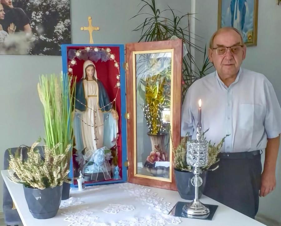 Brat Józef Stanisławski przy figurze Maryi